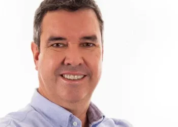 Eduardo Riedel é reeleito governador de MS no primeiro turno