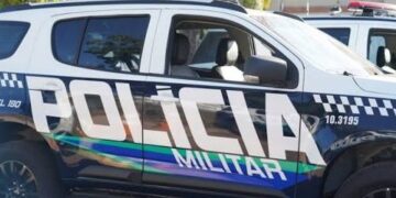 Motorista invade calçada, atropela pai e bebê e é preso em Costa Rica