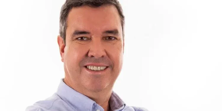 Eduardo Riedel é reeleito governador de MS no primeiro turno